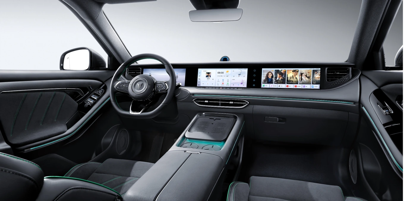 Cockpit des Voyah Free REV mit drei 12,3-Zoll-Bildschirmen